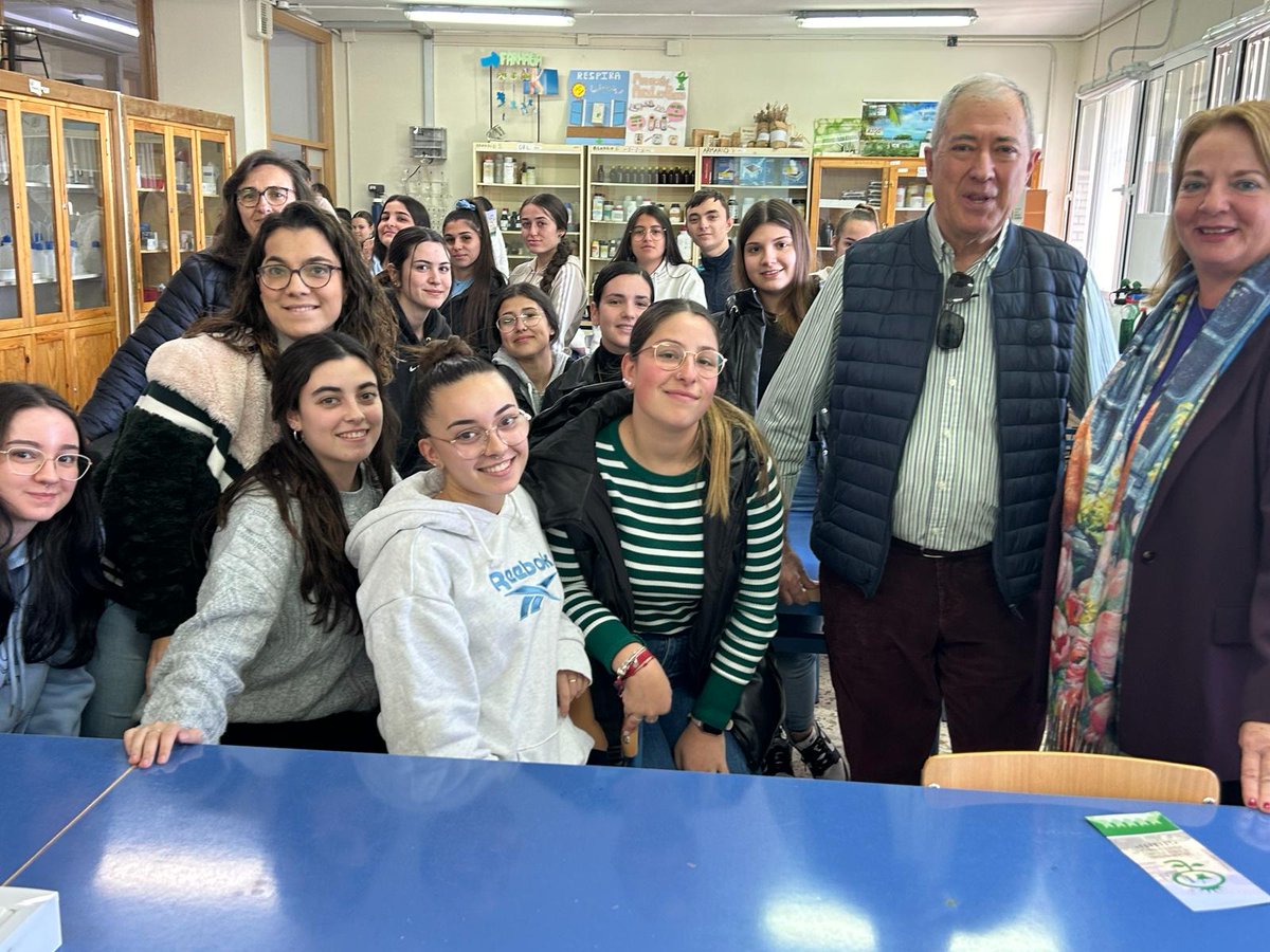 cpifp_aynadamar's tweet photo. Lleno total en la charla para 1º y 2º del CFGM de Farmacia y Parafarmacia dada por Manuel Francisco López Garrido, Presidente de @asoatfgranada  . En ella se destacó la importancia de su futura profesión en distintos campos farmacéuticos.
#técnicosfarmacia #auxiliaresfarmacia https://t.co/Y2qDGk5z2e