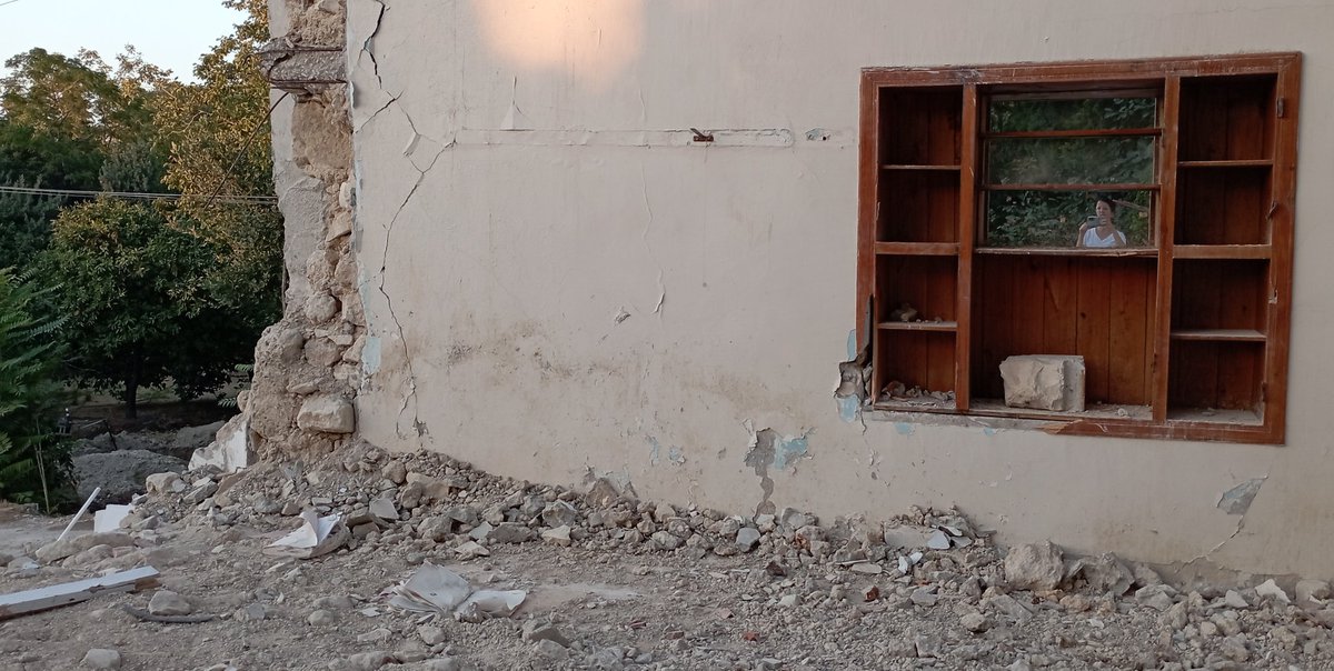 yelda_guzel's tweet photo. Deprem gününün mahşeri dehşetini tekrar tekrar yaşatan görseller yüzünden telefonu kapatıp bir köşeye attım dün. Anmalardan da sadece üniversiteminkine katılabildim. 375 mesai arkadaşımızı, öğrencimizi teker teker anmak beni darmadağın etti. Önceden gitmeye niyetlenmiş olsam da diğer anmalara gidecek gücü bulamadım kendimde. Bir yılın sonunda nihayet kavuşabildiğimiz, annemlerin prefabrik evindeki soba dibi köşeme döndüm. Sonra gün bitsin diye uyudum... 

Bin ömre bedel bir yıl yaşadık. İnsana dair pek çok duygu deneyimledik. Hala da deneyimliyoruz. Yazsak ciltler dolusu kitap olur (olacaktır da pek çok cilt). Ben onca duygu seli içerisinde özellikle birini anmak istiyorum: Minnet  (dehşet, korku, öfke ve diğer olumsuzlar dünden beri fazlasıyla paylaşıldı zaten, toparlamaya, iyileşmeye, iyileştirmeye çalışan bir depremzede olarak olumluyu anma lüksüm olsun). 

İnsana, insanlığa, vicdana, merhamete ve cesarete minnet... 

Depremi duyar duymaz endişeyle bana ulaşmaya çalışan, çoğuyla daha yüzyüze tanışma fırsatı bile bulamadığım onlarca meslekdaşımın, öğrencimin, dostumun vefasına minnet. 

Birkaç saniye içinde evsiz kalan binlerce depremzedeyi, içtenlikle evlerine buyur eden, memleketin dört bir yanındaki iyi yürekli insanlara minnet. 

Buz tutmuş yollarda, 170 ile sürüp başka şehirlerden imdadımıza koşan abim başta olmak üzere tüm kahramanlara minnet. 

İcabında, kazmayla, kürekle hatta elleriyle, durmadan, uyumadan enkaz kazan, süren artçılar nedeniyle üzerlerine çökebileceği riskine aldırmadan, açabildikleri mezar gibi geçitlere bizzat girerek insan çıkaran o muhteşem gönüllülere minnet. 

Kendileri de aileleriyle beraber depremzede oldukları halde, ayakta kalabilen bir-iki hastaneye koşup, o mahşer yerinde, onca imkansızlık içinde, aç susuz insanlara yardım etmeye çalışan, yarı yıkık hastanelerden yatan hastaları çıkarabilmek için kendi hayatını riske atan sağlık çalışanlarına minnet. Kötü örnekler kadar gündeme gelmediler ama mesela Akademi Hastanesi'nde çalışan kuzenim, hastaları tahliye etmeden, eşine, henüz kırk günlük bile olmayan bebeğine dönemedi. Üniversitemin Araştırma Hastanesi'nde, yemekhanedeki dünden artmış pilavı ekmek arası yapıp yiyerek, uyumadan çalıştılar fedakar sağlık çalışanlarımız. 

Depremden sonra hızla örgütlenerek aşevleri, sahra hastaneleri, çadır okullar kuran gönüllülere, derneklere, sivil toplum kuruluşlarına, muhtelif şehirlerimizin belediye örgütlerine minnet. Çoğu halen sahada, kırsal kalkınma, kültürel, tarihi dokunun yeniden imarı gibi konularda çok yararlı işler yapıyorlar. 

Ve son olarak, memleketini anası bilip bu yıkık, perişan zamanlarında bile terk etmeyen, onu iyileştirebilmek için yılmadan mücadeleye devam eden tüm hemşerilerime minnet...

Unuttuklarım varsa affola...