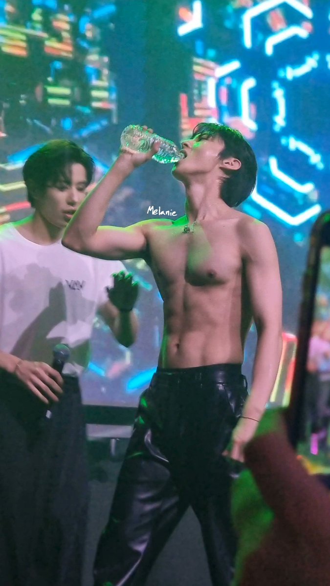 MeIanie_01_'s tweet photo. 240121 concert - Ace 🫣
#VAVinLA #브이에이브이 https://t.co/wUozq1HtIV