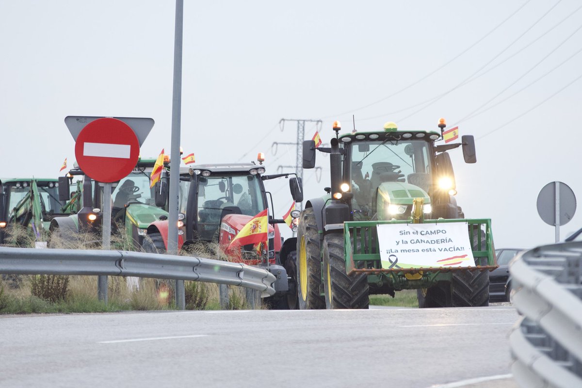 marcvidal's tweet photo. Es incómodo, cierto, que los #agricultores y #ganaderos dificulten la movilidad en todo el país, pero hoy todos somos 'gentes del campo'. Nos jugamos el futuro de algo más que un sector. https://t.co/L9PFGBWqLd
