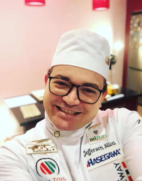 Brazilian chef Jefferson Elias Ribeiro Da Silva, better known as Chef Tom, recently won the title of world sushi champion in Japan. The good news is that Chef Tom is now based in Belgium, in Mons to be precise.

shorturl.at/frIQ1