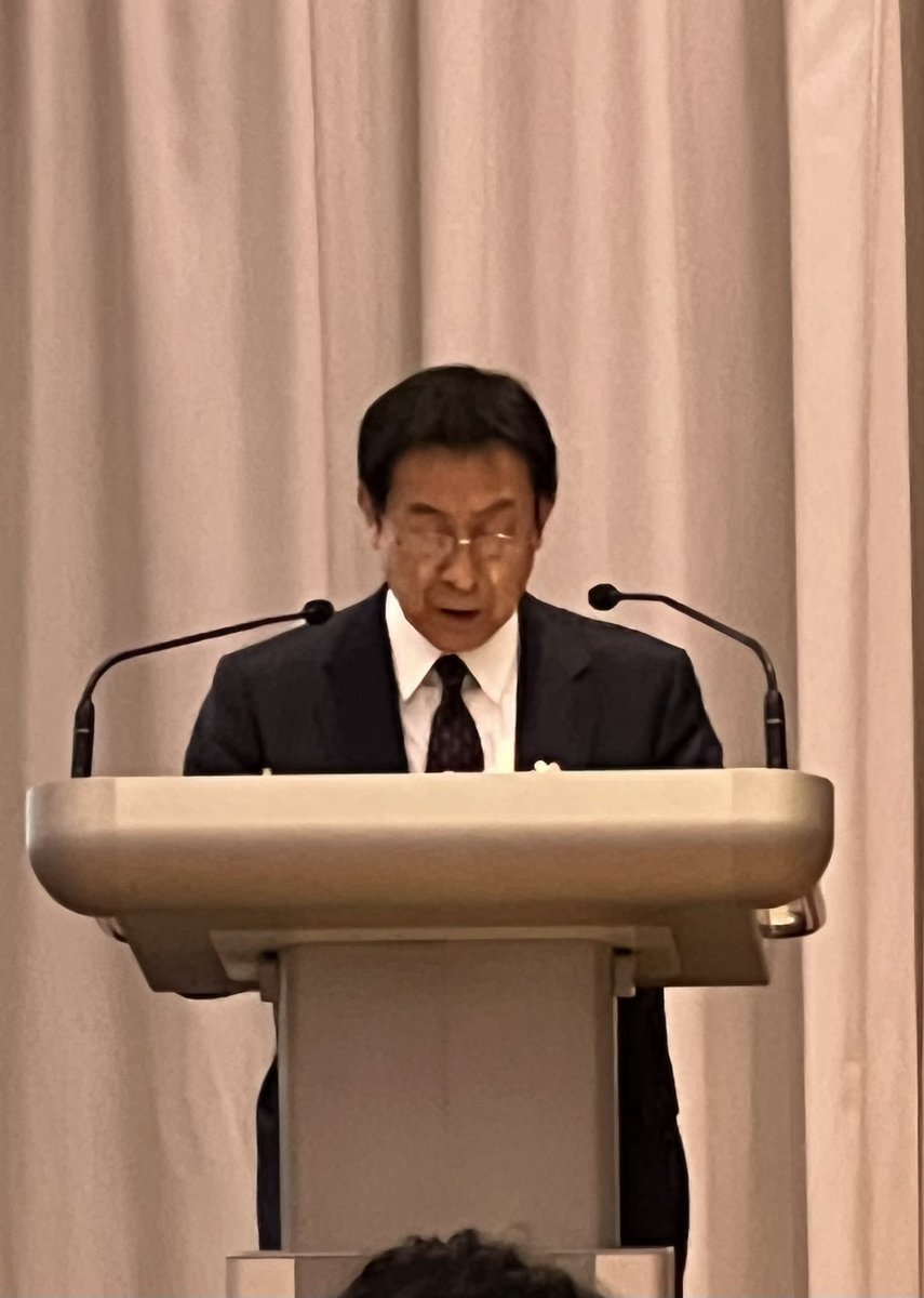 Former Japanese Minister of Health Yasuhisa Shiozaki links #AntimicrobialResisistance to human sustainability at #E4A meeting in Valletta. The understanding of transmission pathways across #OneHealth spectrum is going to be key. Important to remember we are symbionts….