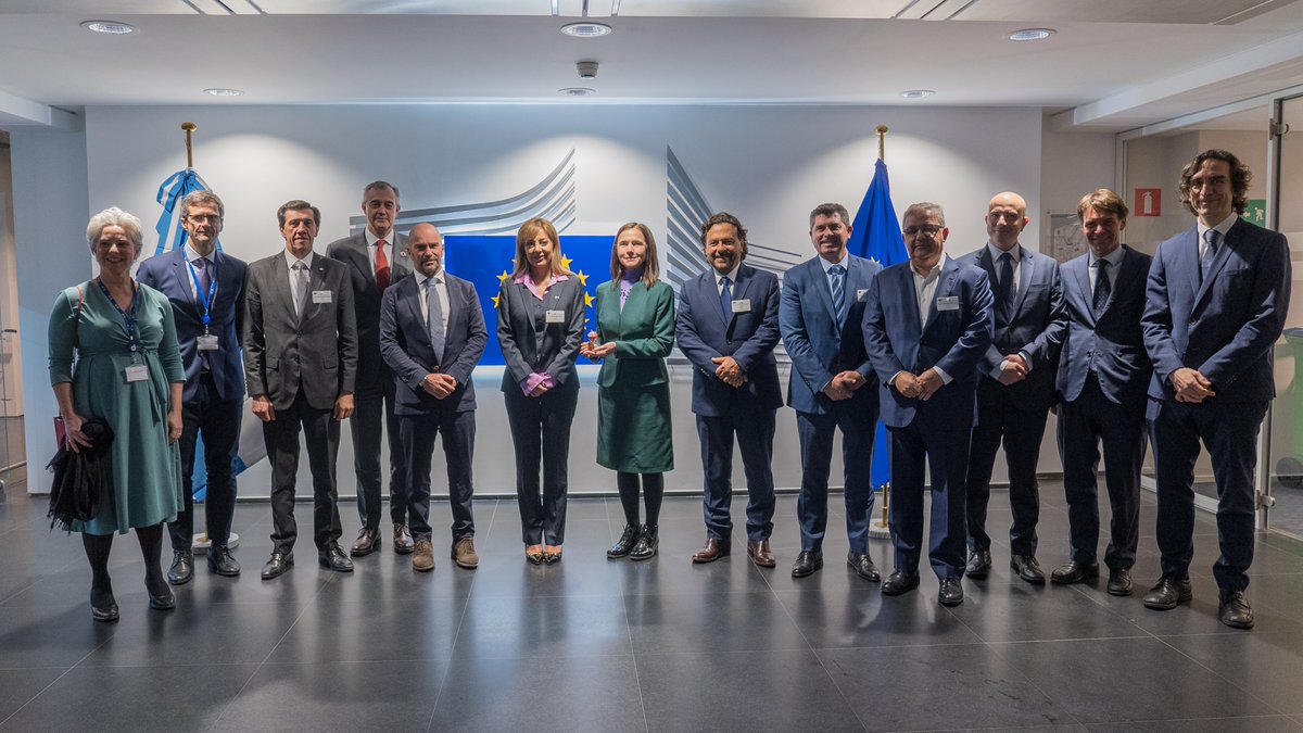 DDG <a href="/MaiveRute/">Maive Rute</a> joined <a href="/FlaviaRoyon/">Flavia Royon</a> &amp; Governors of 🇦🇷 mining regions in BXL 🇪🇺

The EU &amp; Argentina agree 🤝 on a Roadmap to jointly develop a sustainable #RawMaterials industry to generate added value, benefitting both sides.

More👇
eeas.europa.eu/delegations/ar…
#CRMAct #GlobalGateway