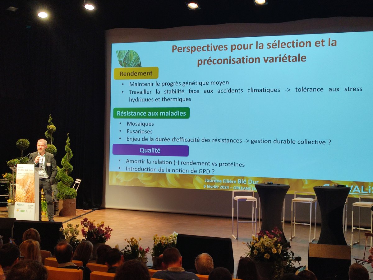 Jean-Pierre Cohan, chef du service Adaptation des cultures aux agroclimats et génétique <a href="/Arvalisofficiel/">ARVALIS</a> expose les perspectives de l'innovation variétale lors de la journée Filière Blé dur.
3 objectifs :
▪ le rendement
▪ la résistance aux maladies
▪ la qualité du #blédur 🌾