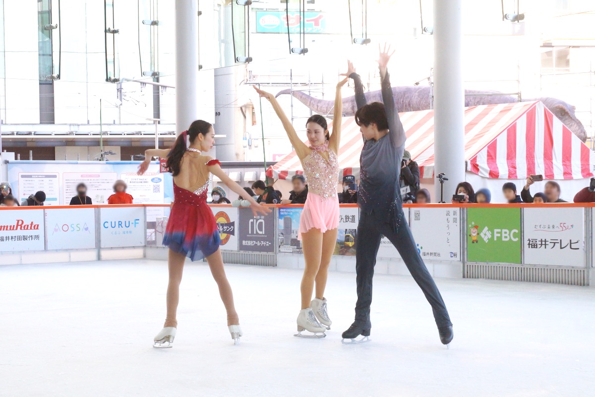 suwe_zo's tweet image. 2月3日 #ハピリンク で行われた #関西大学アイススケート部 のスペシャルアイススケートショー
最後です
3人揃ってのスペシャルプログラム等（3人いない画像多くてすみません）