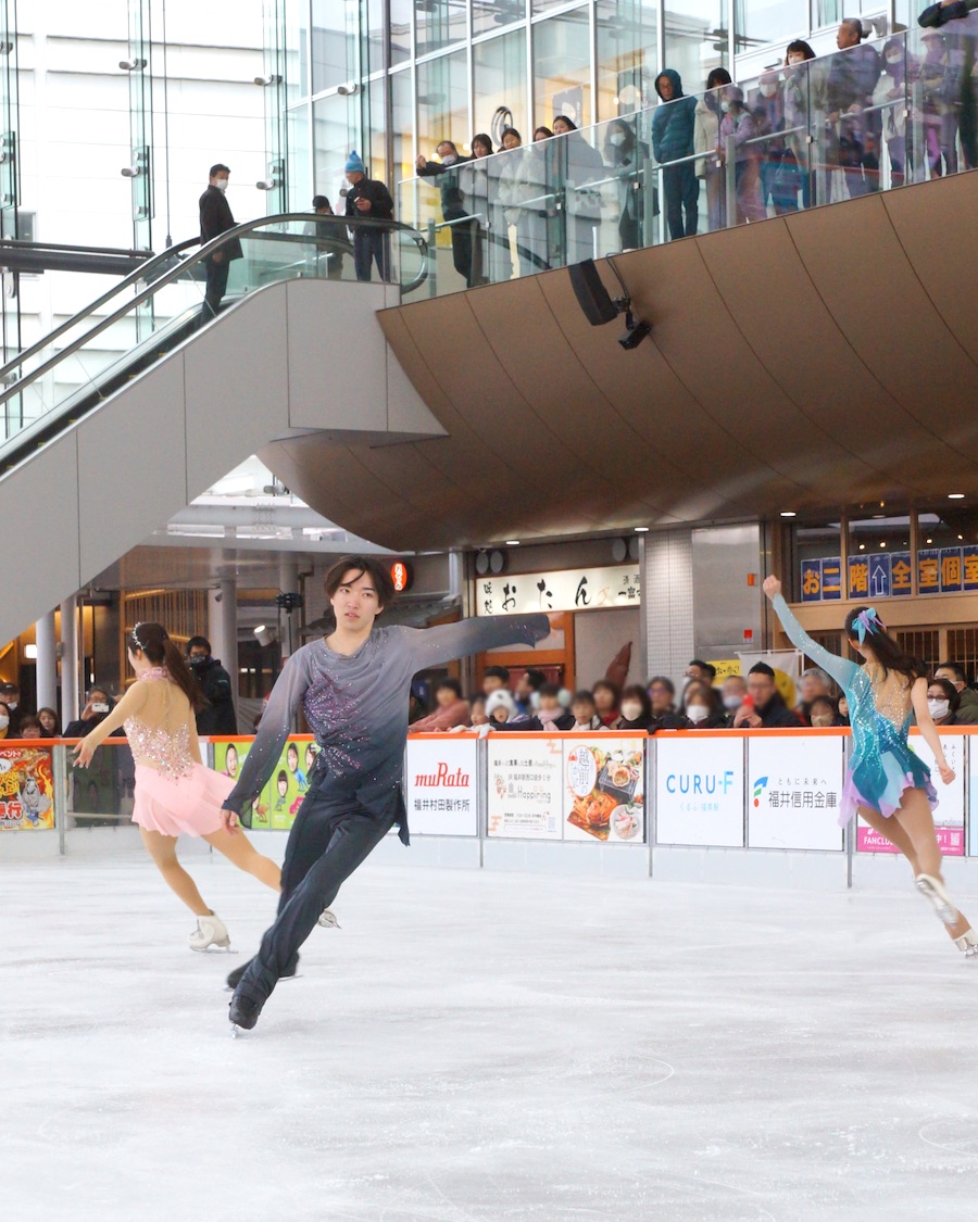 suwe_zo's tweet image. 2月3日 #ハピリンク で行われた #関西大学アイススケート部 のスペシャルアイススケートショー
最後です
3人揃ってのスペシャルプログラム等（3人いない画像多くてすみません）