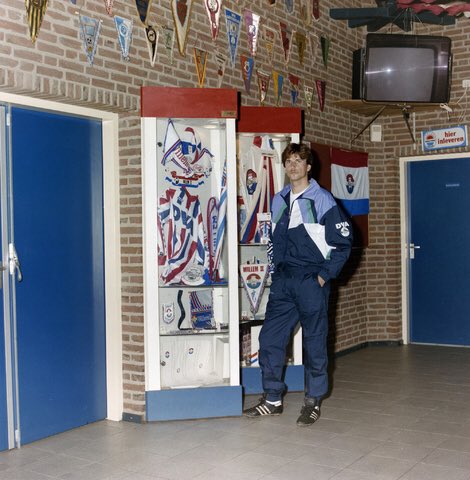 StoereKerels's tweet photo. MvG in het clubhuis van Willem II, seizoen 1990-91.

#WillemII #laatsteseizoen #VanGeel https://t.co/sMzxdhNckJ