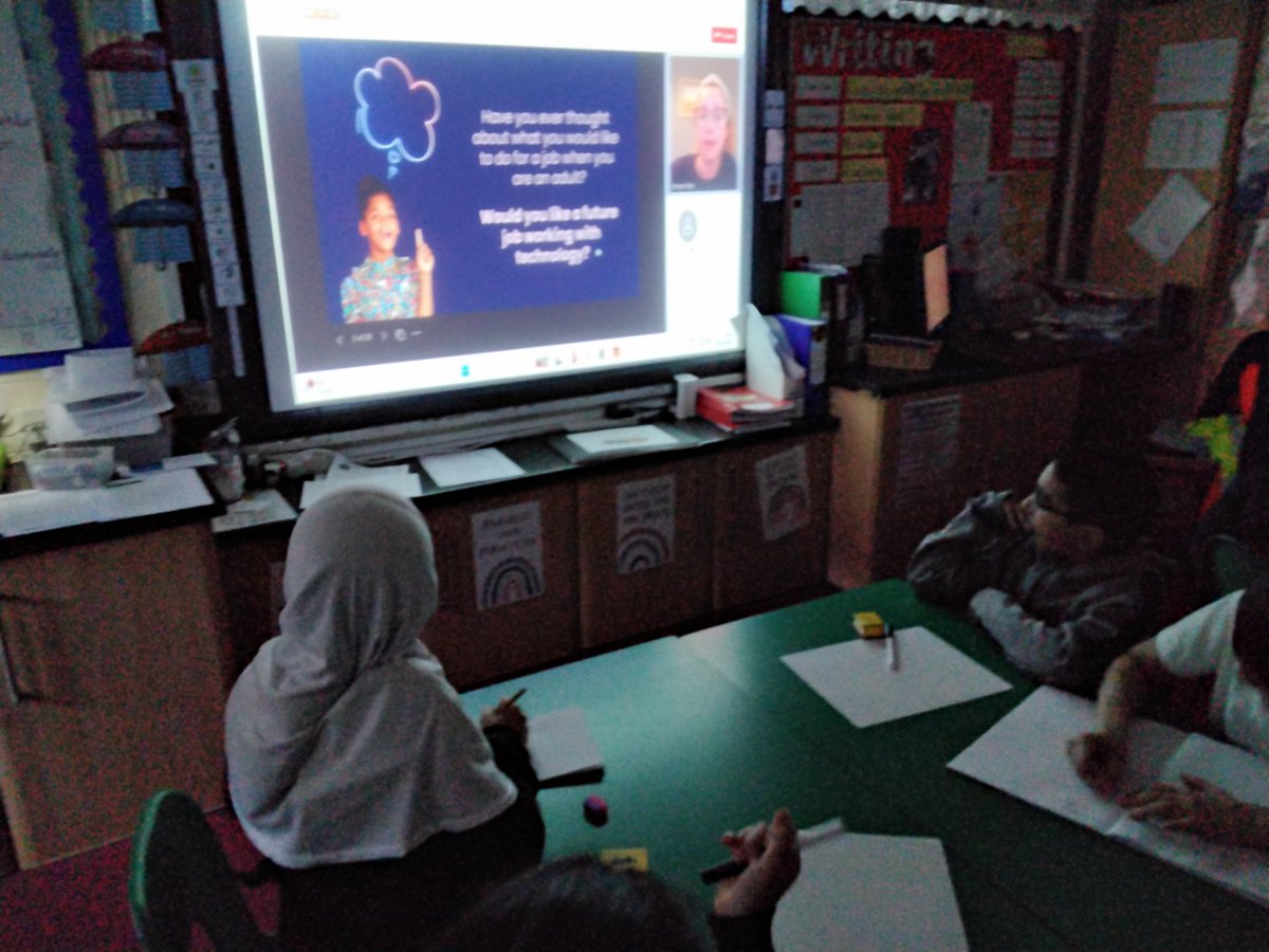 LeighPrimarySLT's tweet photo. Year 5 taking part in a live AI lesson #SaferInternetDay #lifelonglearners https://t.co/gIQgIhPLlK