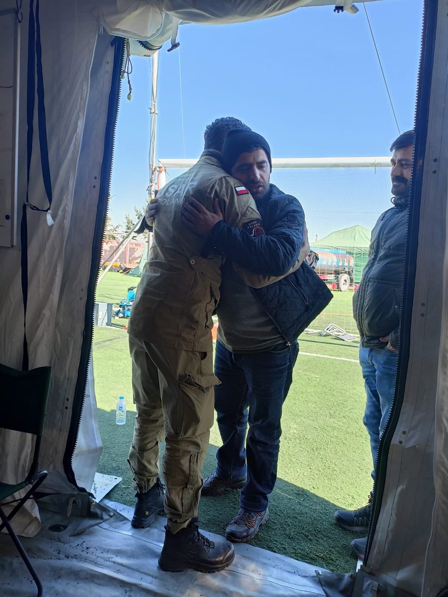 PLinTurkiye's tweet image. Polska od pierwszej chwili wspierała Turcję. Polska pomoc w #Turcja to m.in. 76 osobowa ekipa ratownicza #HUSAR, szpital polowy w Göksun, agregaty i namioty polowe oraz pomoc materialna dostarczona do poszkodowanych. 🇵🇱🤝🇹🇷