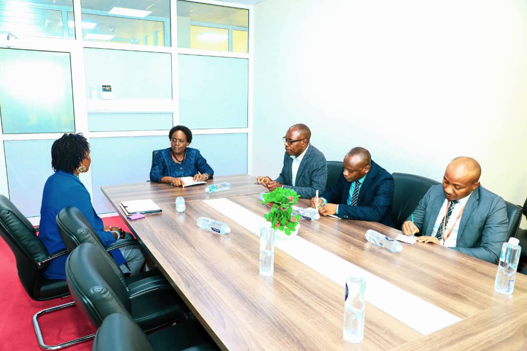 PNdalichako's tweet photo. Nimekutana na kufanya mazungumzo na Mtaalam wa kujitegemea wa masuala ya haki za Watu wenye Ualbino kutoka Umoja wa Mataifa (UN Independent Expert on the Enjoyment of rights by Persons with Albinism), Bi. Muluka-Anne Miti-Drummond jijini Dodoma. https://t.co/Y5EM4tDwM9