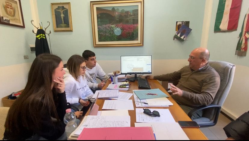 Venerdì 2 febbraio i nostri project manager e il fotografo si sono recati in comune dove ci aspettava il rappresentante della nostra città:
Pier Franco Casula. Durante l’incontro il sindaco ci ha fornito i dati necessari. Ringraziamo il sindaco per la disponibilità . #asoc2223