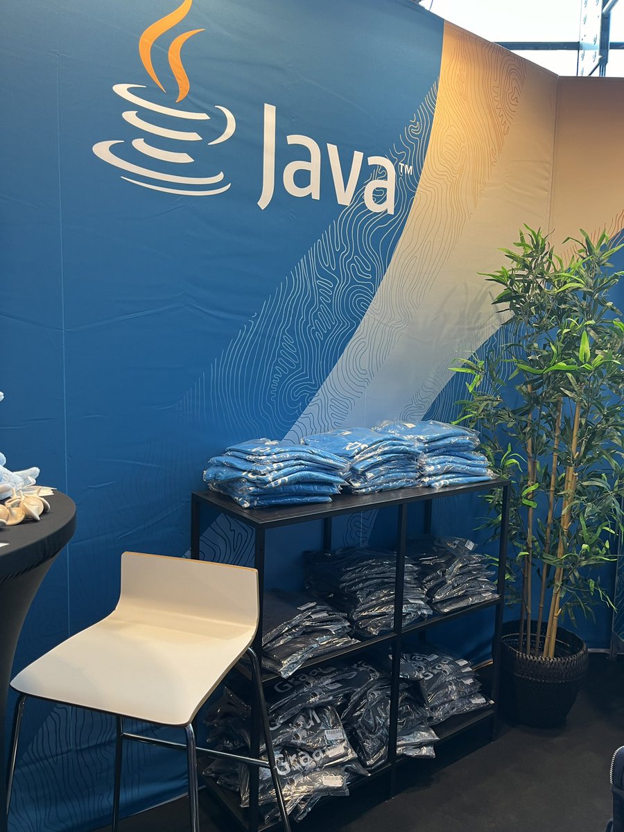 #jfokus Been listening to the #java keynote of <a href="/gsaab/">Georges Saab</a> ? Don’t forget to grab your free Java t-shirt 👕 at our booth.
