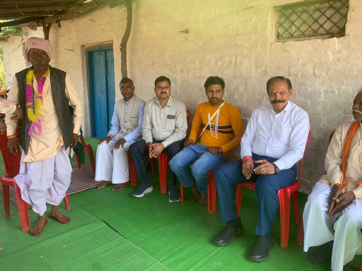 निजग्राम बरखेड़ा हसन में श्री दीनदयाल प्रजापत्ति जी के सुपुत्र आभिषेक प्रजापति जी के विवाह समारोह में सम्मिलित होकर शुभकामनाएँ प्रेषित की।

मैं प्रभु श्री राम से आप के नयें दाम्पत्य जीवन को सुखमय बनाने की कामना करता हूँ।