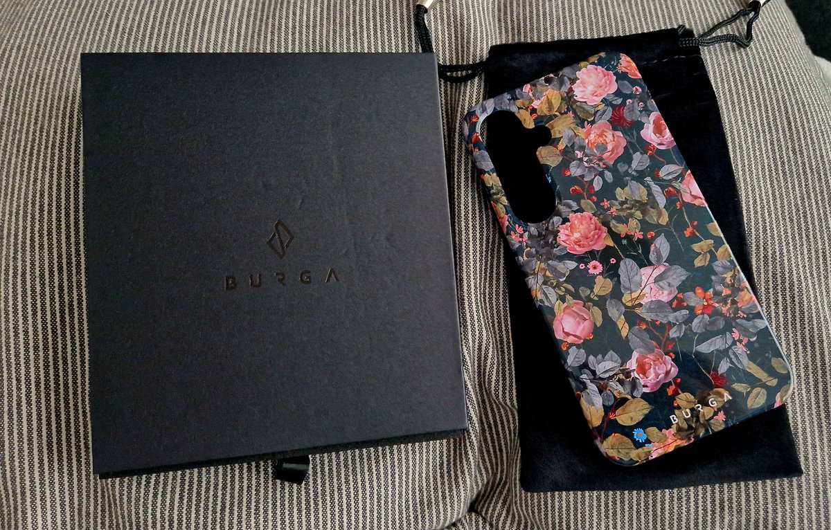 Stacy_Lead's tweet photo. @BurgaOfficial loving my new case and wireless charger 😍 https://t.co/BBOZKRMQIo