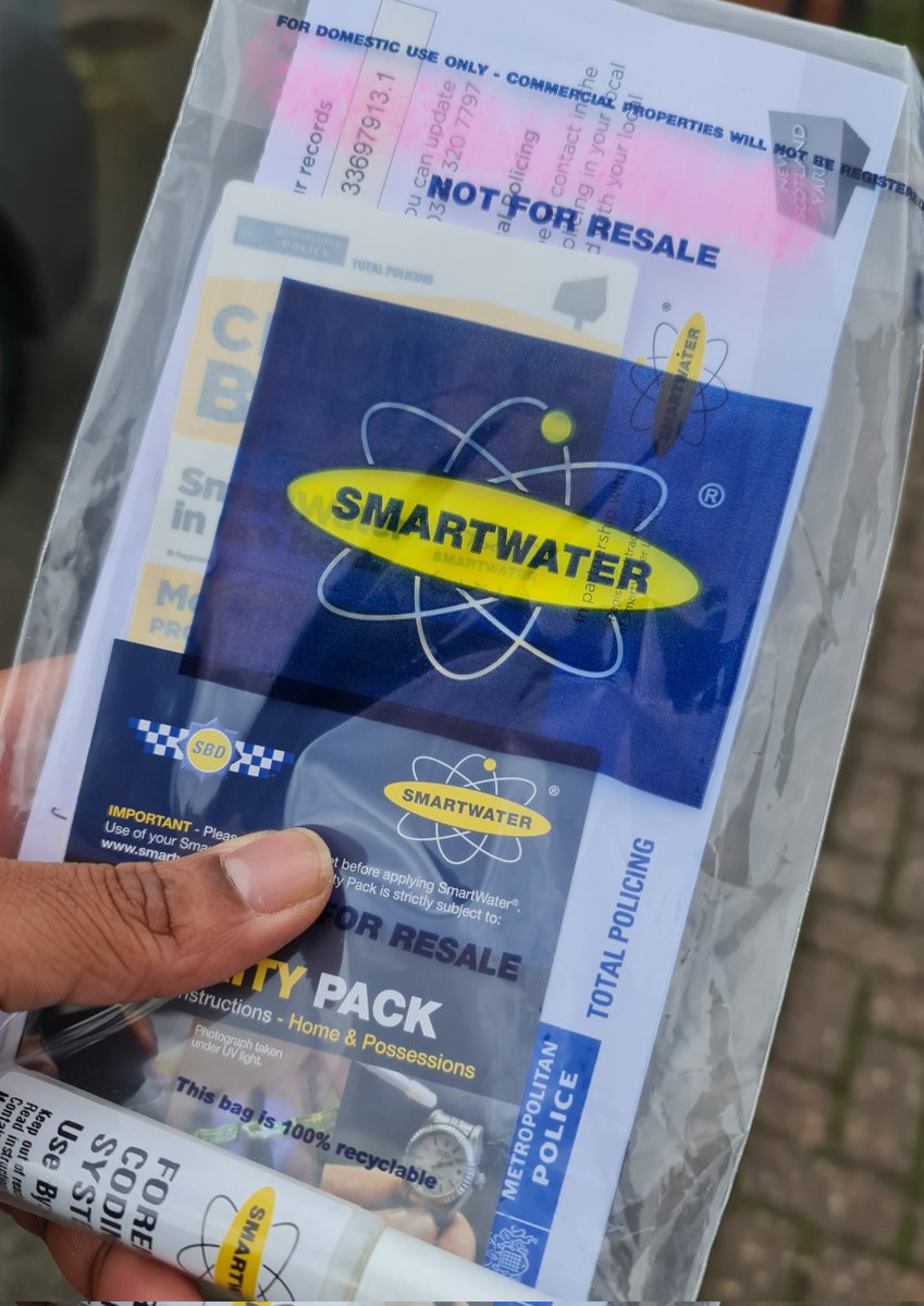 PC 1100EA has been out and about patrolling @MPSBecontree ward today. Speaking with members of the community, providing burglary prevention advice and tools. #Dagenham #MyLocalMet #CrimePrevention @essex_crime @essex_crime @lbbdcouncil @MPSBarkDag
