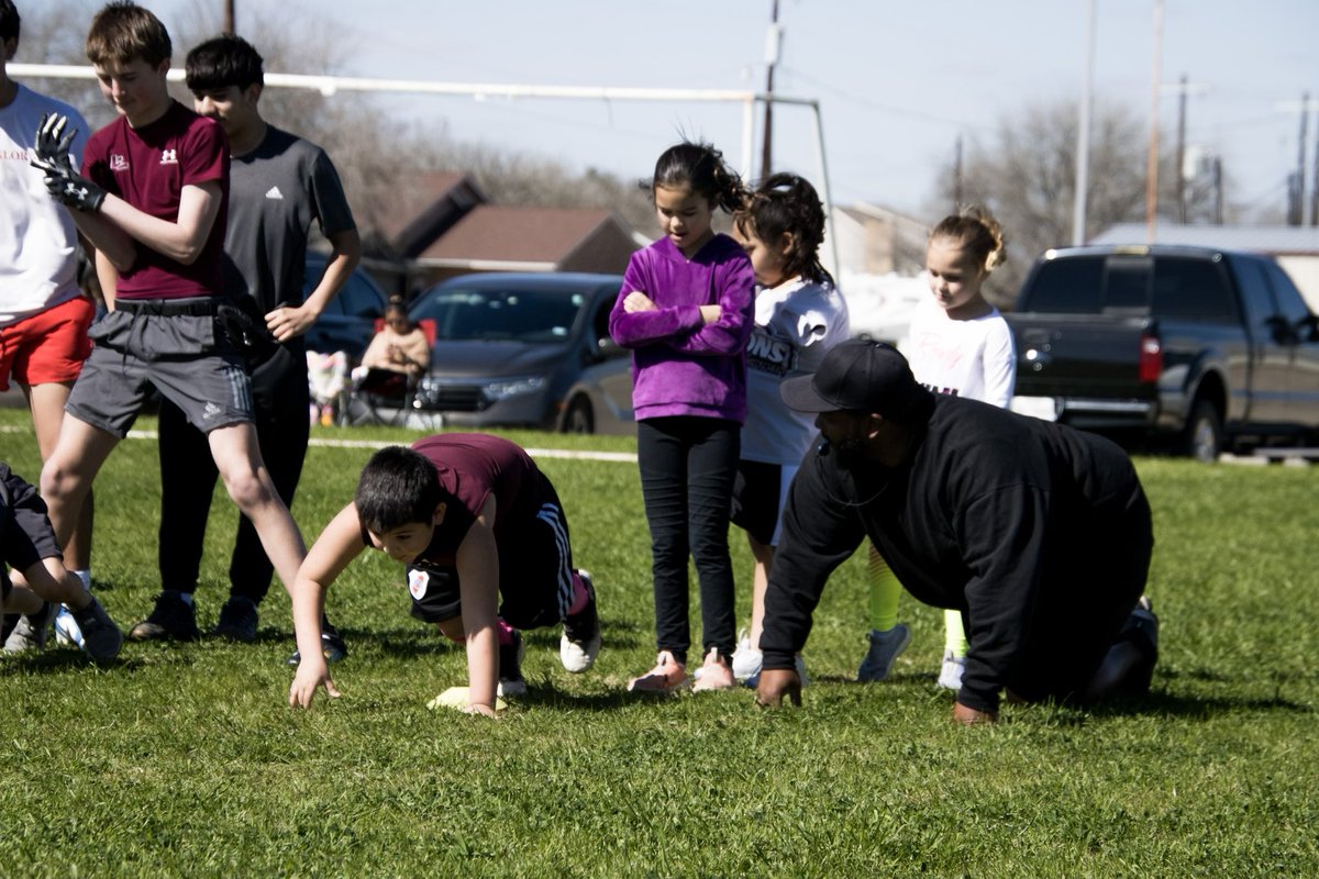 Coach_Hawkins_'s tweet photo. Incredible energy last Sunday with over 30 athletes! 🌟 Our FREE sessions are for ages 5-18, catering to all sports. Don’t miss the next one! #YouthSports #LionsLegacy #LockhartTX https://t.co/NJsZnz5Xcp