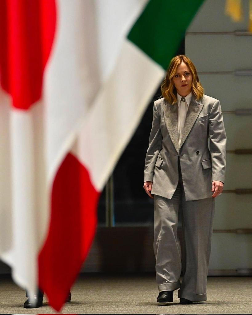 "Tesoro mi si sono ristretti i ragazzi"
#Meloni