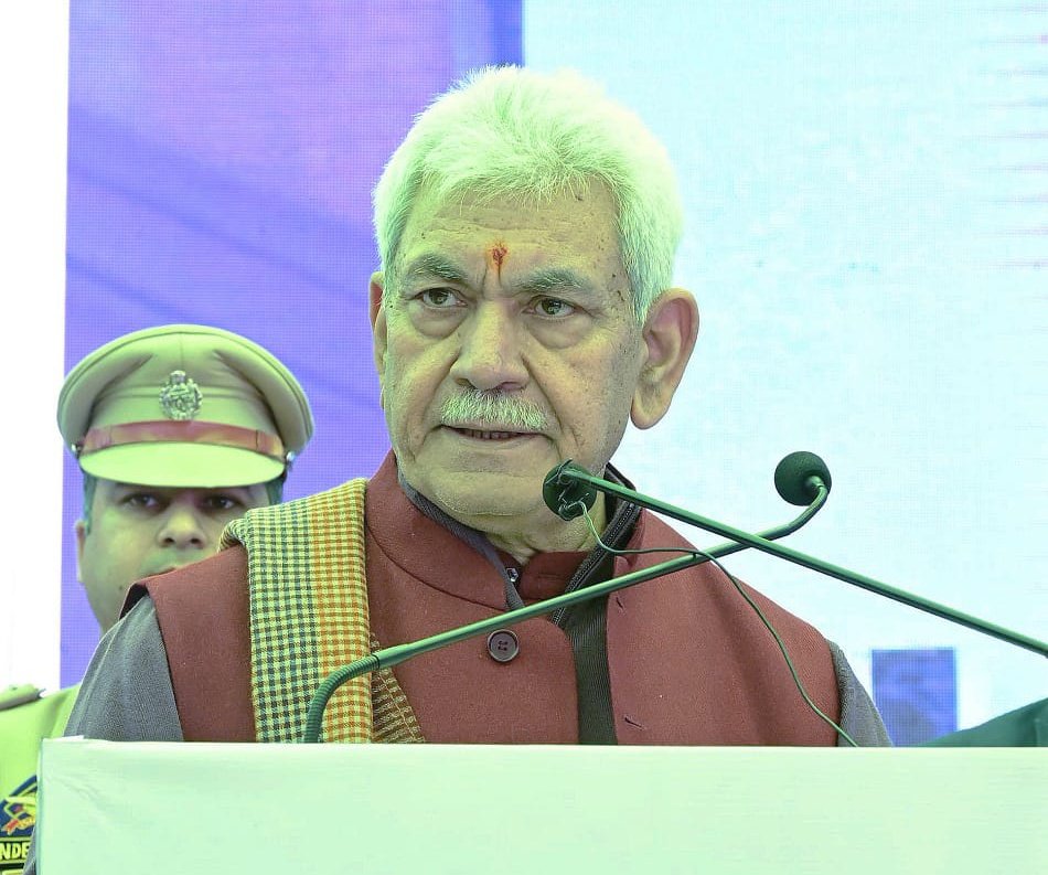 dar_Zubair_07's tweet photo. #AtomicNorth's venture will put customer service at the heart of the company, reduce the physical distance in today's globalised world and it will inspire the other IT companies to set up their businesses in hinterland to create rural technology hubs in J&K: LG Sh.@manojsinha_ https://t.co/BZcc5HtgYU