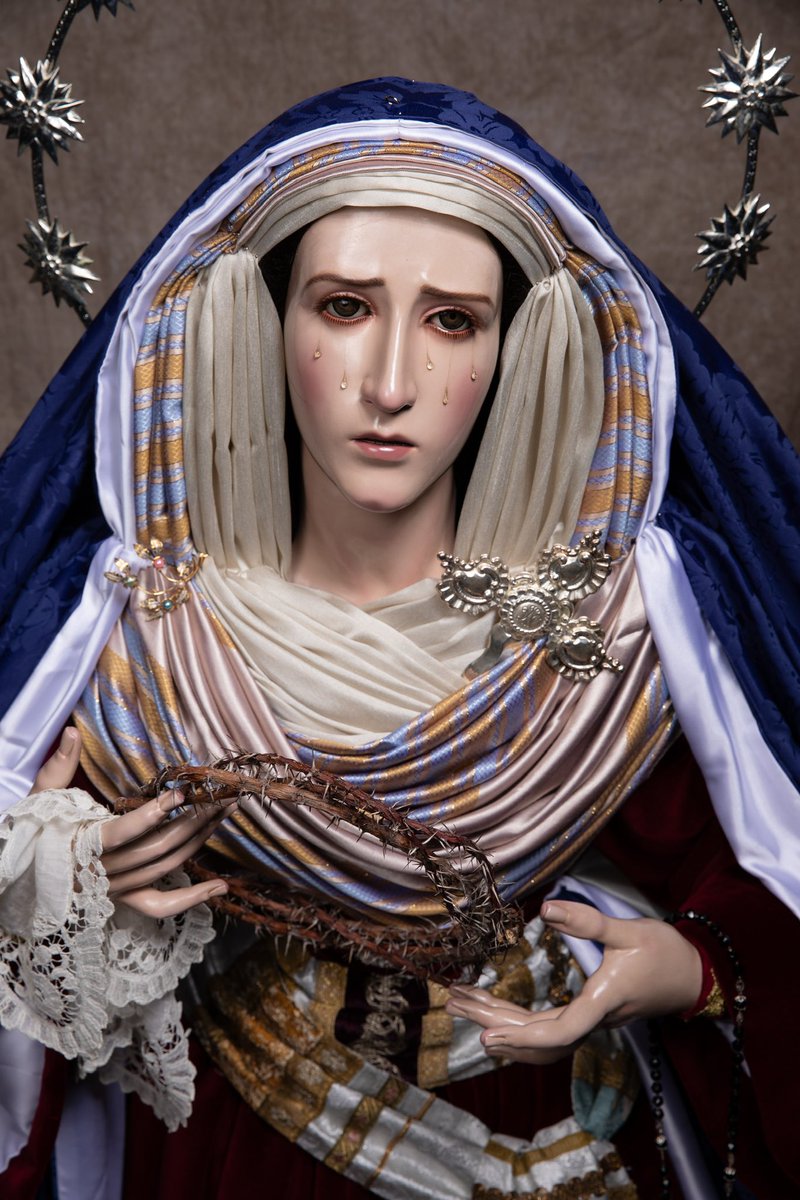 A días de que comience la Cuaresma, nuestra Madre la Santísima Virgen de los Dolores luce ya ataviada a la usanza hebrea. 

Virgen de los Dolores, ruega por nosotros 

📸<a href="/lmgomezpozo/">Luisma Gómez Pozo</a> 

#VirgenDoloresCoín #DoloresCoín #Coín #CoínMLG