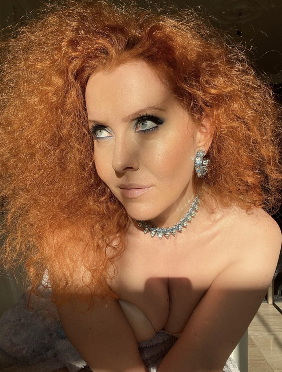 Belle Coone tweet media