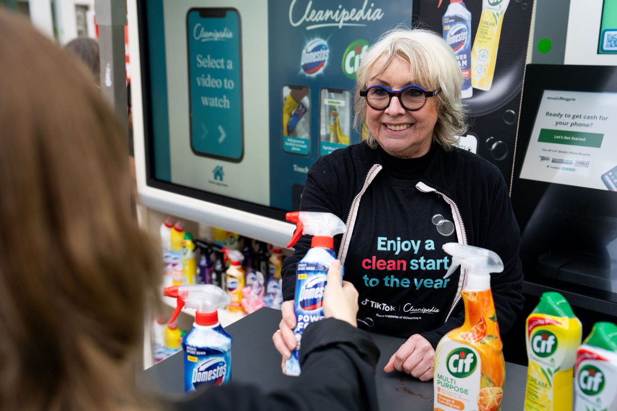 alinecsantos's tweet photo. We couldn't bear to miss out on the #CleanTok trend...

So as part of @asda's #BigCleaningEvent, we launched our own @Unilever #Cleanipedia TikTok channel and set up interactive screens in participating stores to provide shoppers with some first-rate cleaning inspiration. 🧼✨ https://t.co/d3wrgNEr02