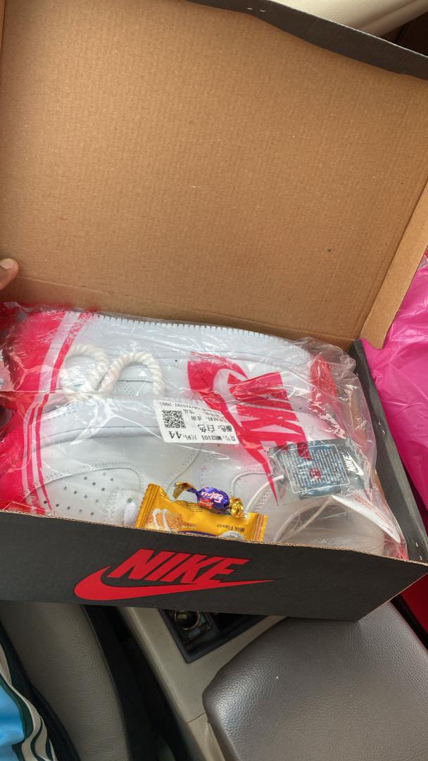 maranapalace's tweet photo. Review o clock 
Satisfied customers review ❤️🔥
Sneakers from us 

So tell me why you haven’t shop from us yet 🥰😍
Hurry now to our website 
Link in bio https://t.co/ZEtcJKpDRi