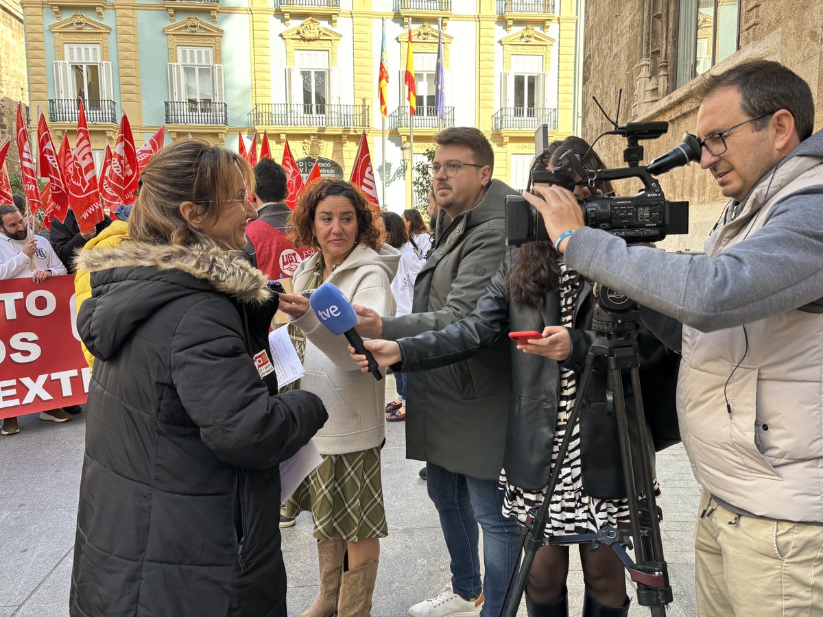 Sanitat_CCOOPV's tweet photo. Hui estem davant el Palau de la Generalitat exigint al Consell que complisca amb els acords de millores laborals per al personal laboral a extingir
#PLE #Sanitat https://t.co/QFmlMbddYN