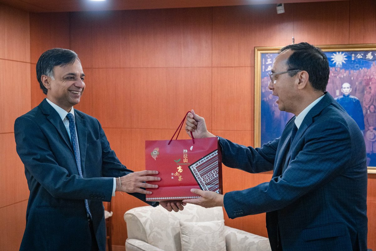 kuomintang's tweet photo. Delighted to have a comprehensive discussion w/ Director General Mr. Yadav abt Taiwan’s elections &amp; potentials in bilateral relations. We sincerely look forward to future collaboration &amp; friendship b/w #Taiwan 🇹🇼 &amp; #India 🇮🇳. https://t.co/j08ql2BfeM