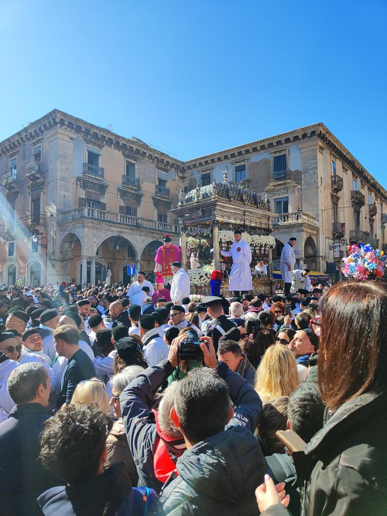 #unnieasanta #santagata guarda il Duomo pronta per salutare la sua #Catania