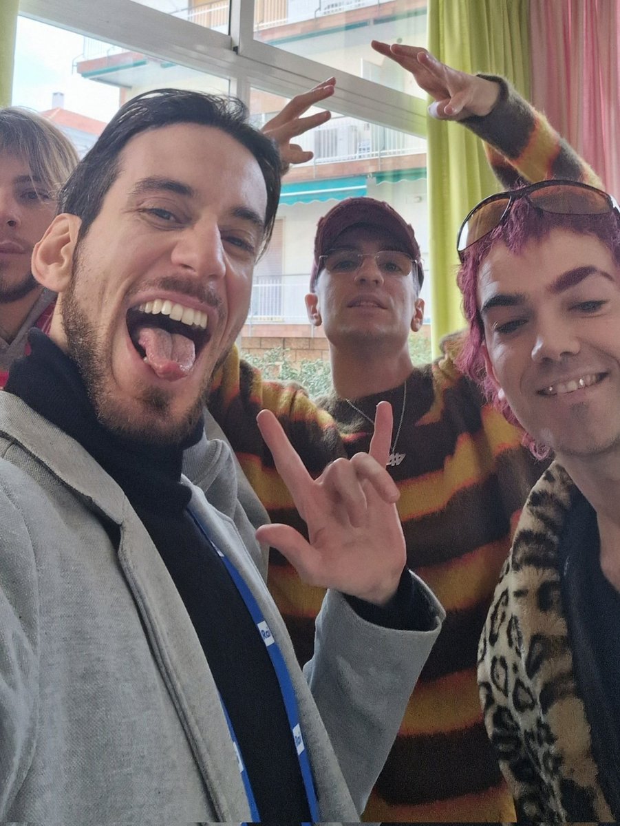simonintermite's tweet photo. #Sanremo2024 Speciale #Domanipress live Ma chi l'ha detto che il giornalismo non possa essere punk?  #GovernoPunk #bnkr44 https://t.co/JLE0W6qOB1 https://t.co/PPDZttVYYx