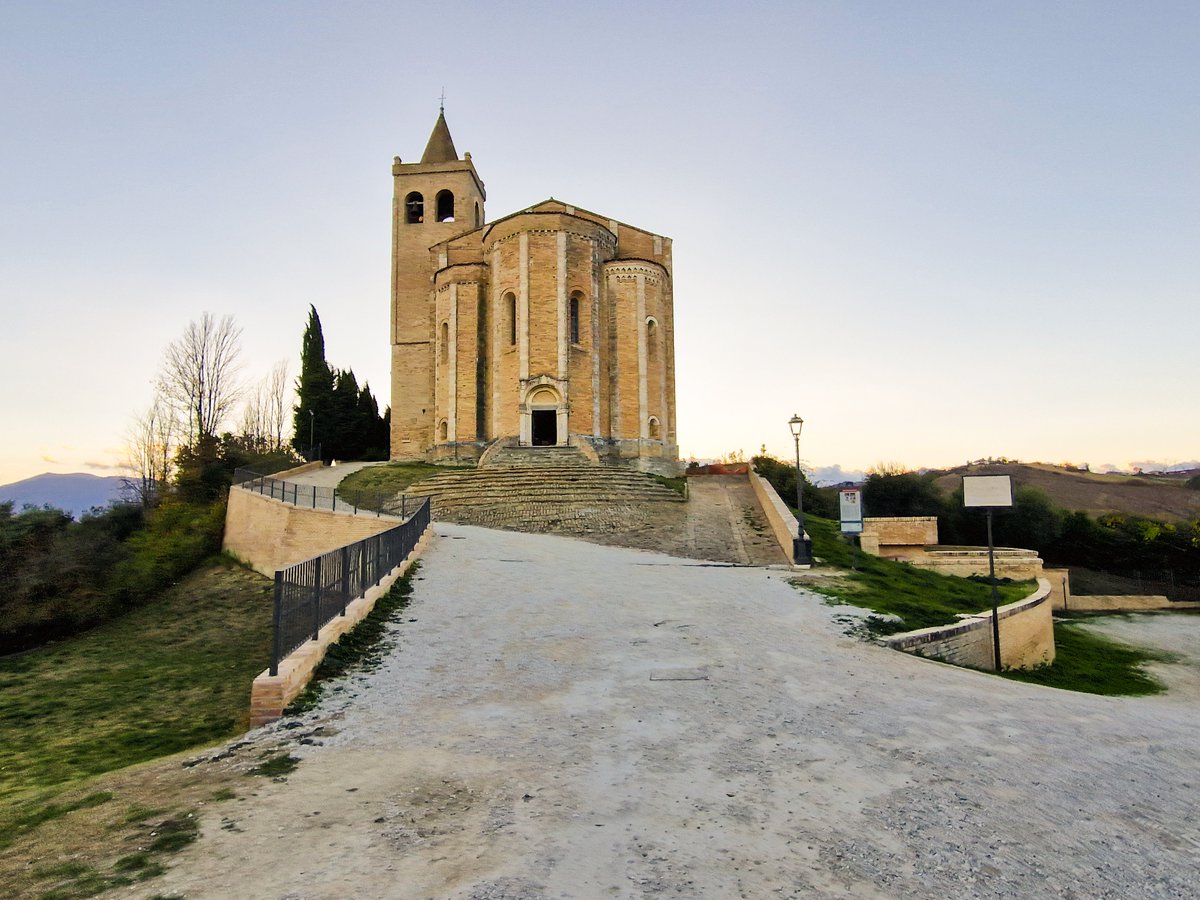 Assaggidiviaggi's tweet photo. Sempre nel #Piceno andiamo a visitare #Offida con la Chiesa di Santa Maria sulla Rossa e Piazza del popolo e #Ripatransone, col vicolo più stretto d'Italia.
Nel mezzo, la visita ad una #cantina della figlia di un noto Presidente di Calcio.
Ve ne parlo qui: https://t.co/XB7FMfY668 https://t.co/ObxTjmrTTl