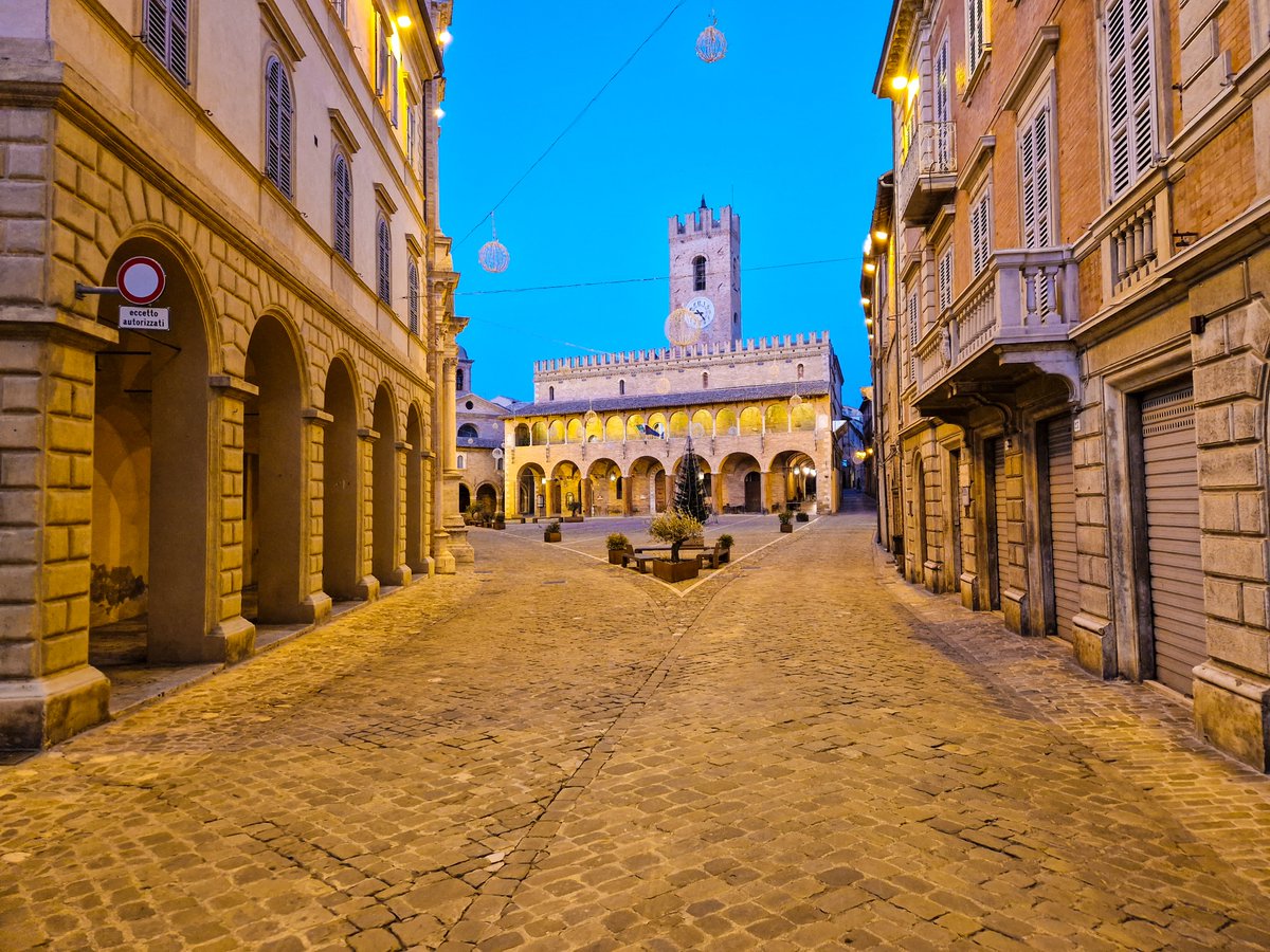 Assaggidiviaggi's tweet photo. Sempre nel #Piceno andiamo a visitare #Offida con la Chiesa di Santa Maria sulla Rossa e Piazza del popolo e #Ripatransone, col vicolo più stretto d'Italia.
Nel mezzo, la visita ad una #cantina della figlia di un noto Presidente di Calcio.
Ve ne parlo qui: https://t.co/XB7FMfY668 https://t.co/ObxTjmrTTl