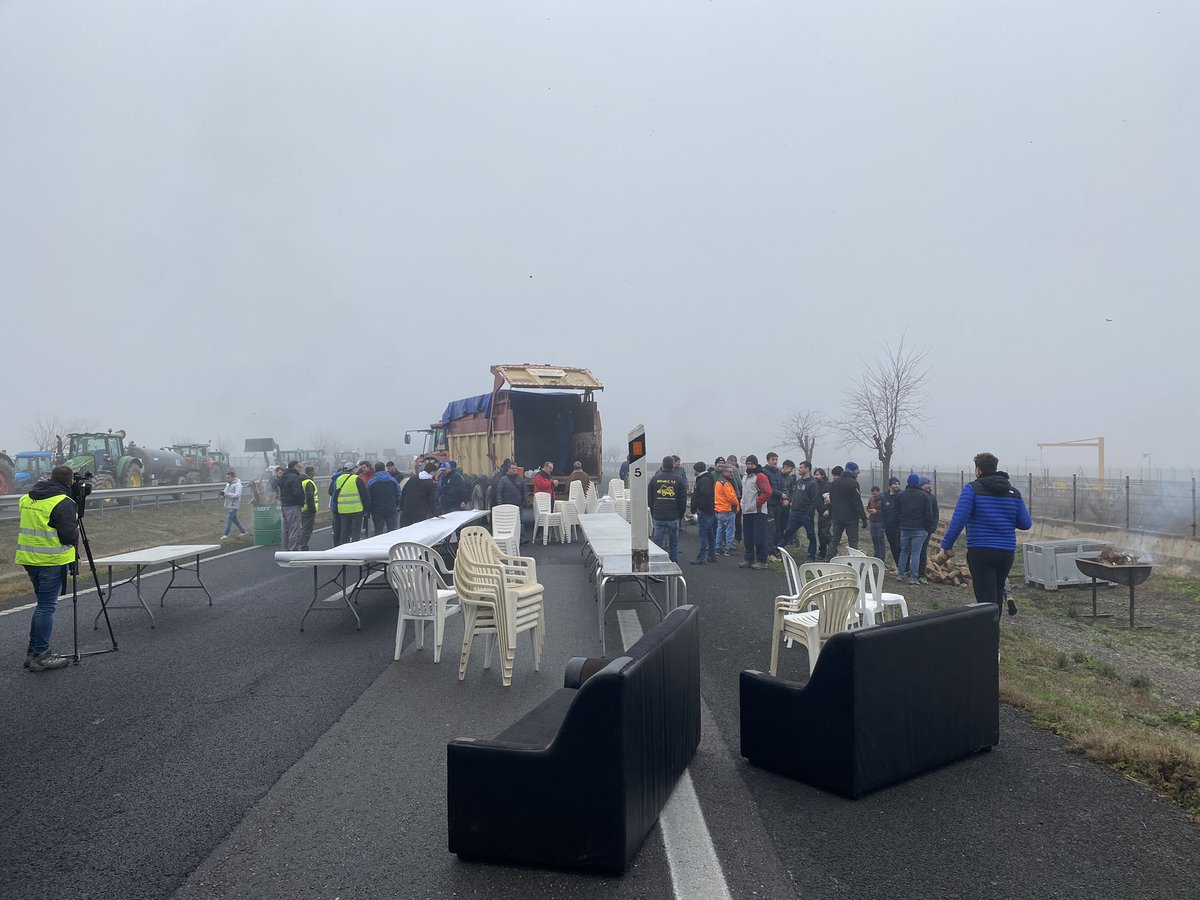 AbrahamOrriols's tweet photo. Imatge insòlita a l’A2, al Pla d’Urgell. La pagesia talla els quatre carrils, tots dos sentits. La boira dificulta veure la magnitud de la protesta, però són 8km de col·lapse i més d’un miler de tractors

Es preveu que facin nit a l’autovia i el tall s’allargui fins demà @324cat https://t.co/XT55KGCPBA