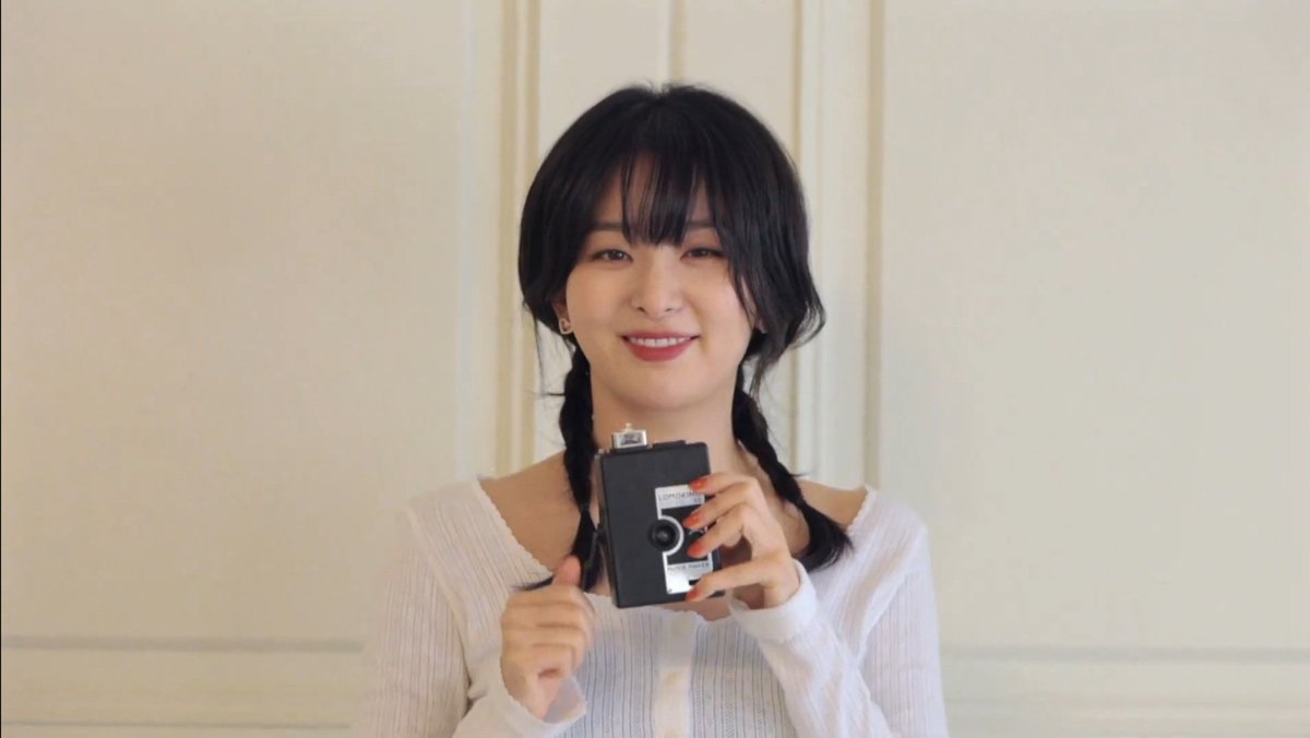 KSEULGILOOKS's tweet photo. Hi Seulgi

#슬기 #SEULGI https://t.co/Bpki3zb1Nq