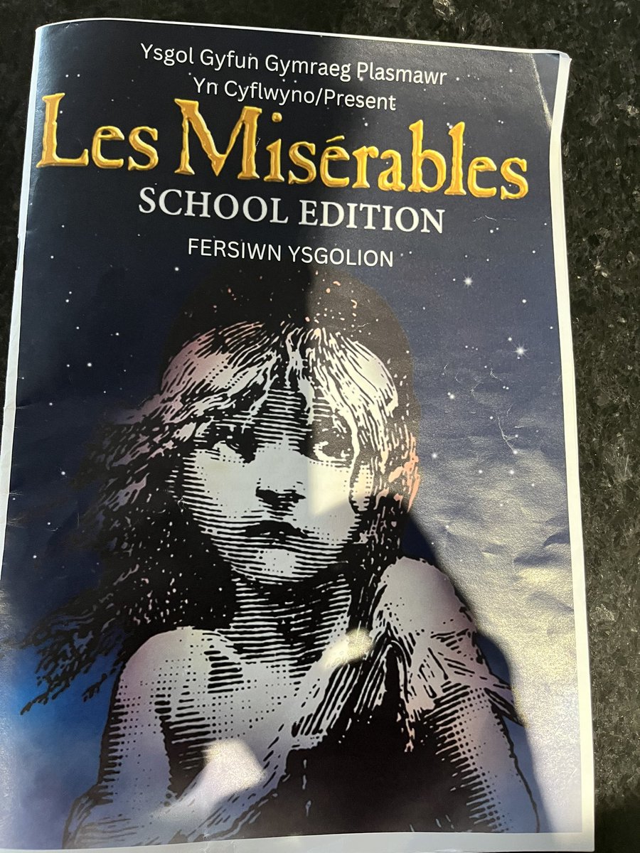 Braint oedd cael bod yn bresennol yng nghynhyrchiad cwbwl wefreddiol 'Les Miserables' gan @YsgolPlasmawr @CerddPlasmawr neithiwr .Roedd y safon yn eithriadol os nad yw hynny'n tanlinellu mantais , budd a chyfoeth Addysg Gymraeg dwi'm yn gwybod be fydd - Llongyfarchiadau 👏👏👏