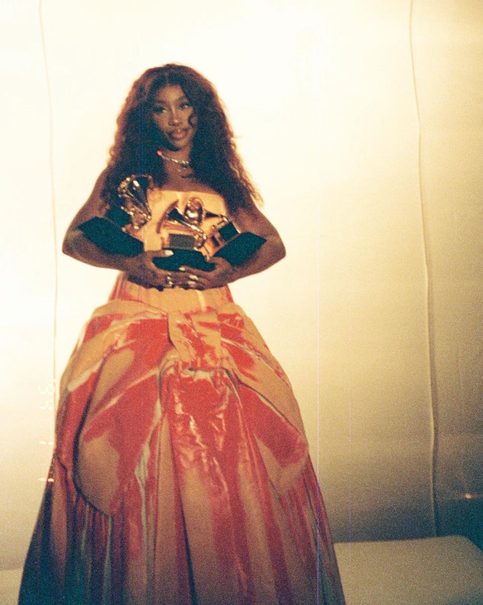 PopBase's tweet photo. SZA with her three #GRAMMYs awards. https://t.co/xItyI4Tk8s