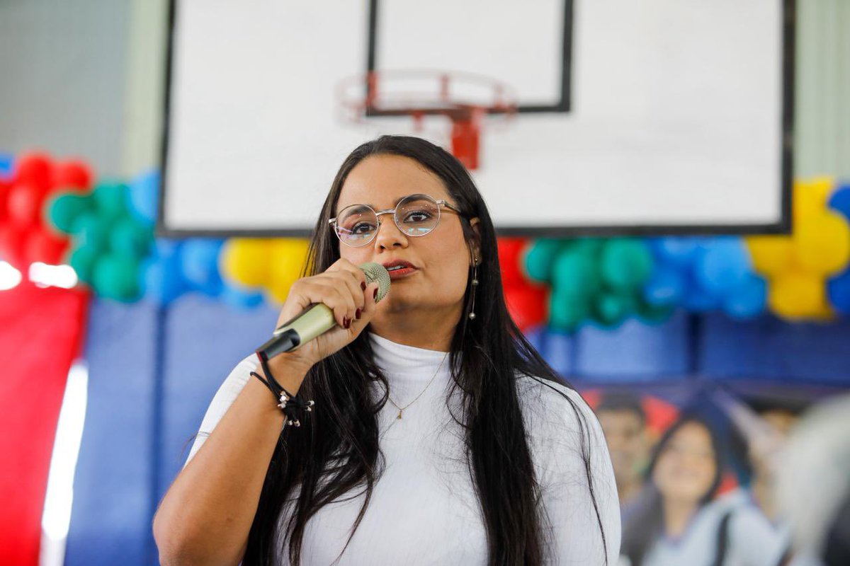 julliedutra's tweet photo. Ontem, estive em Serra Talhada a convite da @raquellyra para participar da abertura do ano letivo das aulas estaduais, em Pernambuco. Obrigada, @governope ! Como disse: a educação salva vidas e liberta! https://t.co/6I3CTS2deT