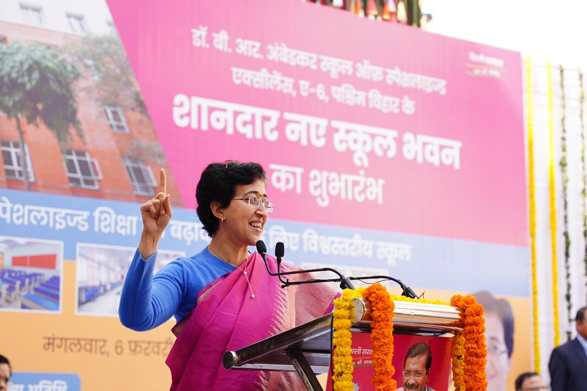 AtishiAAP's tweet photo. वो हमें परेशान करते रहेंगे,
हम काम करते रहेंगे।

आज @arvindKejriwal जी ने पश्चिम विहार में एक नए स्कूल भवन का उद्घाटन किया है; जहां STEM और Humanities के विषयों में Specialised, वर्ल्ड-क्लास शिक्षा दी जाएगी।

54 Classrooms, multipurpose hall, शानदार Labs और Libraries.. ज़रा देखिए, हमारे बच्चों का नया स्कूल कितना खूबसूरत है!