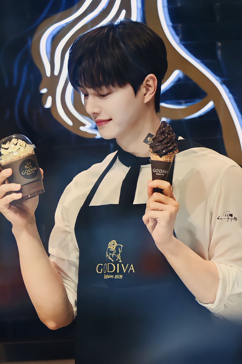 krystal_anne88's tweet photo. I must say that even though KangYoo Bar only started working today &amp; rush things… they still did a good job. Their photos &amp; videos of Kang are of good quality! Excited to see the video &amp; photos they’ll take of Yoojung during her event too. 🥰#SongKang https://t.co/Mx8jLyJ8Gm