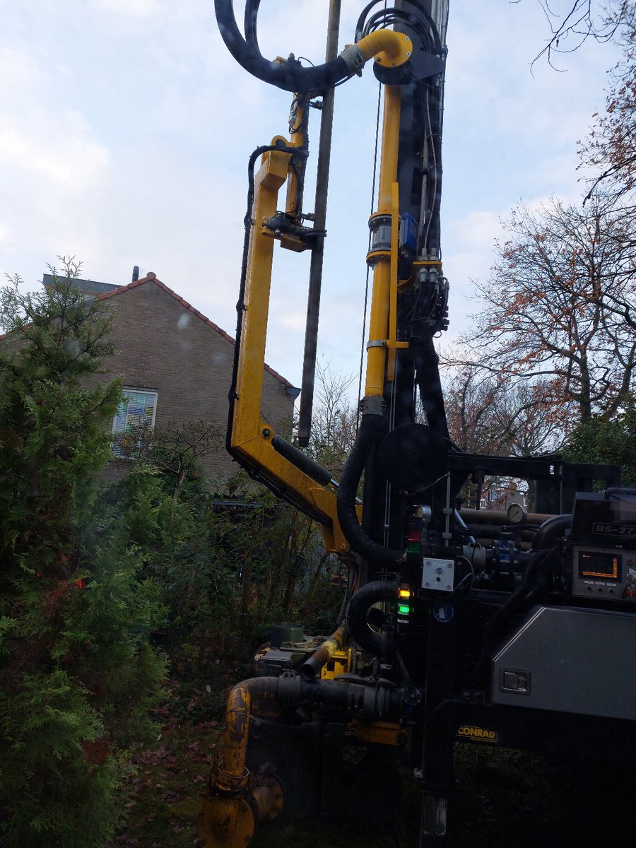 🌍 Aardwarmte: Een grondboring in de tuin, 168m diep voor een warmtepomp die bodemwarmte gaat gebruiken voor warmte in de winter, koelte in de zomer en warm water het hele jaar door. Deze boring is de eerste stap om van het gas af te gaan. Met dank aan advies <a href="/BENGDeBilt/">BENG!</a>.