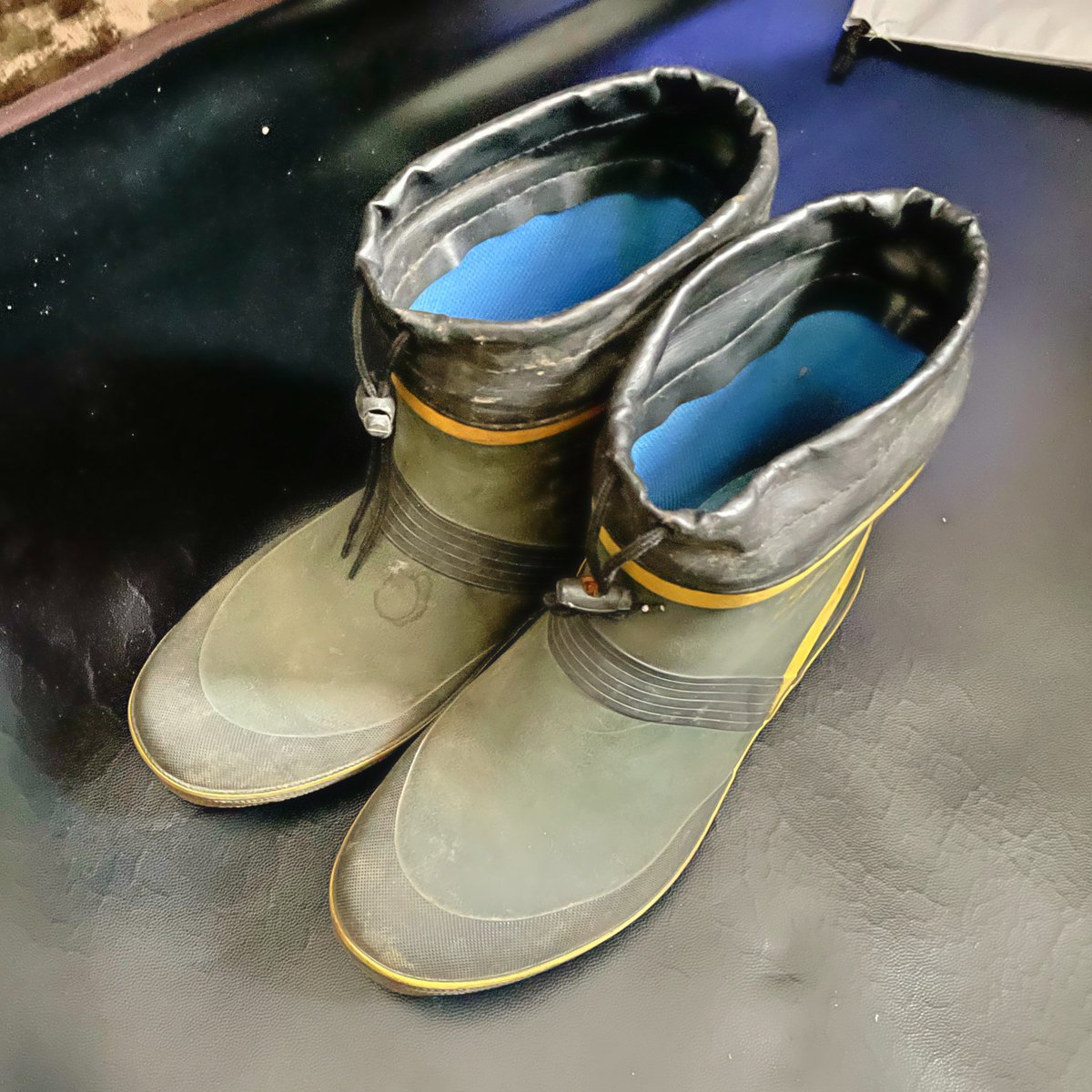 pacon8078's tweet photo. 珍しい長靴の出品だったので期待してしてポチったがほとんど土の匂いって感じ🙄
防臭効果が高いん��な？
職人のボロボロの長靴もっとください🙏 https://t.co/30oMMChmkr