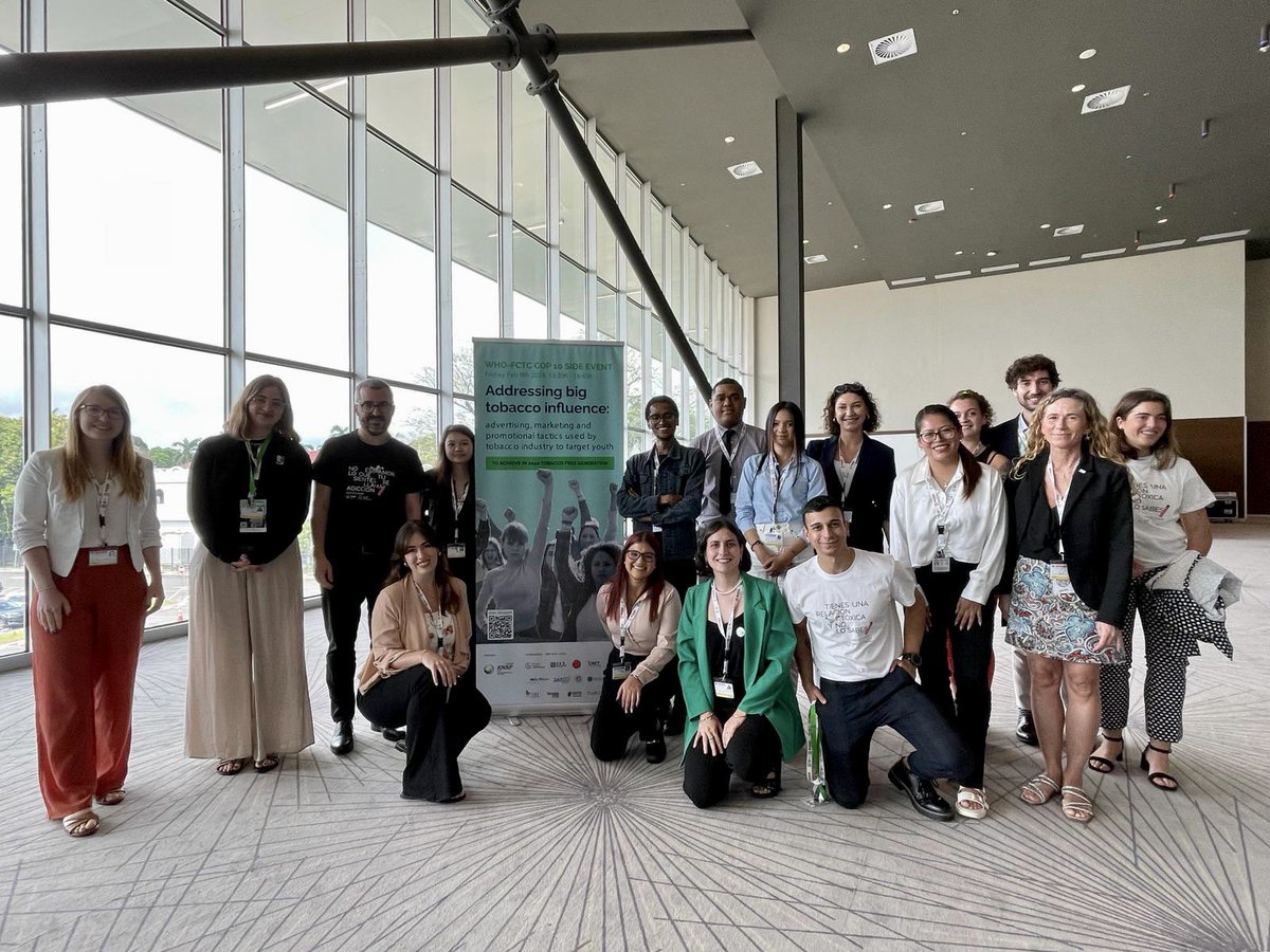 sanidadgob's tweet photo. 🚭 El secretario de Estado @javierpadillab se reúne en la #COP10 con jóvenes que trabajan para impulsar que España consiga su primera generación libre de humo.
💬 “España tiene que volver a ser vanguardia en medidas de prevención y control del tabaquismo” https://t.co/4FDvDkMIg8