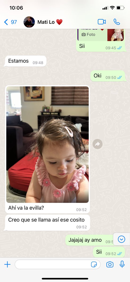 chinazyss's tweet photo. Matías está haciendo la semana de adaptación en la guardería con Alu y todas las mañanas mi wpp es algo así. (al menos ahora ya aprendió a combinar las evillitas y gomitas de cabello con el outfit) https://t.co/HqEGJORqpk