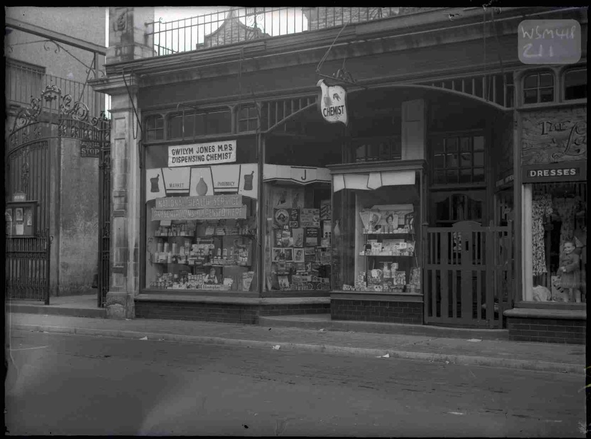 Mae cam cyntaf gwaith atgyweirio'r gwaith haearn i adeiladau'r pafiliwn, Stryd Stanley, ar y gweill i'w waredu ar gyfer asesiad o'r cyflwr. Gyda chymorth cyllid gan Lywodraeth y DU, Ffyniant Bro a Chronfa Dreftadaeth y Loteri Genedlaethol. #heritagefundcym #UKGov