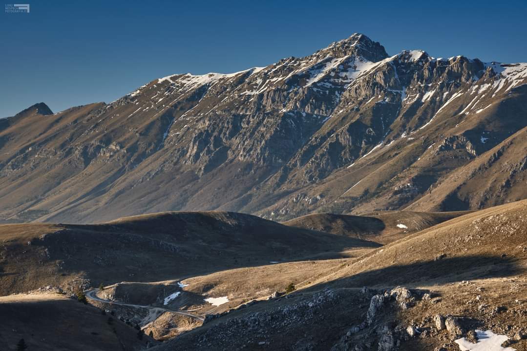 Campo imperatore, Abruzzo. Sembrano foto di fine maggio ed invece sono state scattate qualche giorno fa.  

L'innevamento, fondamentale anche per le risorse idriche nei mesi piu' siccitosi, è praticamente assente. Là dove, in questo periodo dell'anno, dovrebbero esserci non meno