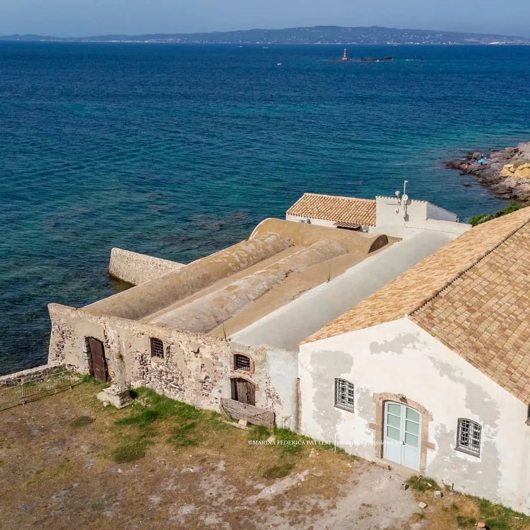 ✨Francesco Abate 'Il misfatto della Tonnara' Venerdì 09 febbraio ore 18:30 📍Antica Tonnara Su Pranu di Portoscuso (Sala Corpus) in dialogo con l'autore Ciro Auriemma #FieraOFF Fiera del Libro 2024 #Attenzione