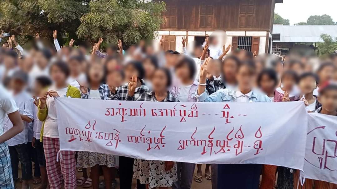 naingnaingaung's tweet photo. On Feb 1 in Sagaing Region, residents of a village in Khin-U Township actively participated in the #WhiteCampaign to observe the third anniversary of the military coup.
#SpringRevolution_3rdAnniversary
#2024Feb6Coup
#WhatsHappeningInMyanmar https://t.co/VOlsthEHCv