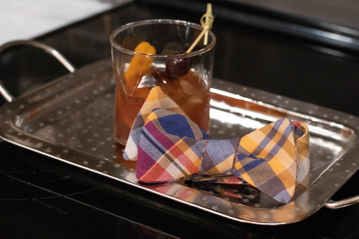 Sipping sophistication with a dash of style – because every drink deserves a dapper companion. 🍸🎀

Nothing a good drink can’t fix! Retweet if you agree!

#highcotton #highcottonties #TGIF #MensFashion #fashionformen  #MensWardrobe #SouthernWayOfLife #SouthernGrit