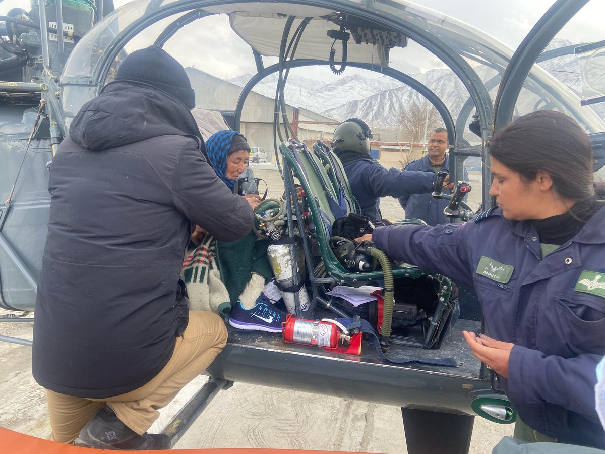 EarthNewsLadakh's tweet photo. @hqwaciaf
#Saving Lives. Braving inclement weather and marginal visibility, crew of 114 HU evacuated a crtically ill #60years old female patient from a #remotevillage near #Sarchu to #Leh by #helicopter.
@lg_ladakh @IAF_MCC https://t.co/RZDaVLIc7W