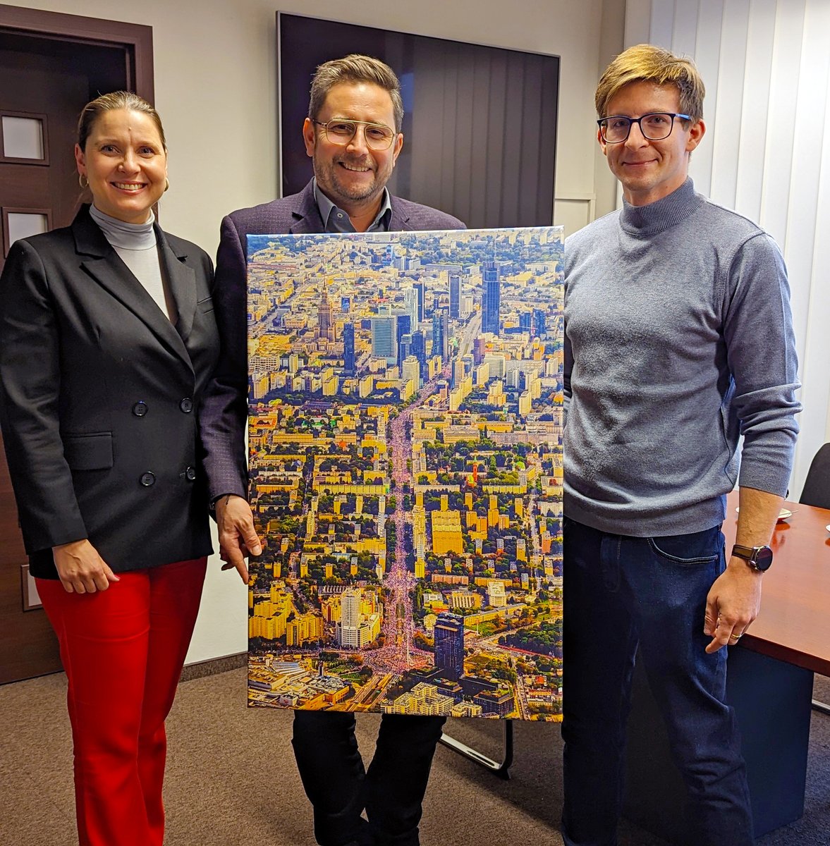 Z dumą informujemy, że fotoobraz POLAND ON AIR z fotografią Marszu Miliona Serc, wystawiony na <a href="/fundacjawosp/">WOŚP</a> 💖, ma nowych właścicieli!  Gratulacje dla Karoliny Stępniak i Rafała Madyńskiego z firmy BROG B2B! Udało się zebrać imponującą kwotę 2475 zł! 👏
#MarszMilionSerc #WOŚP